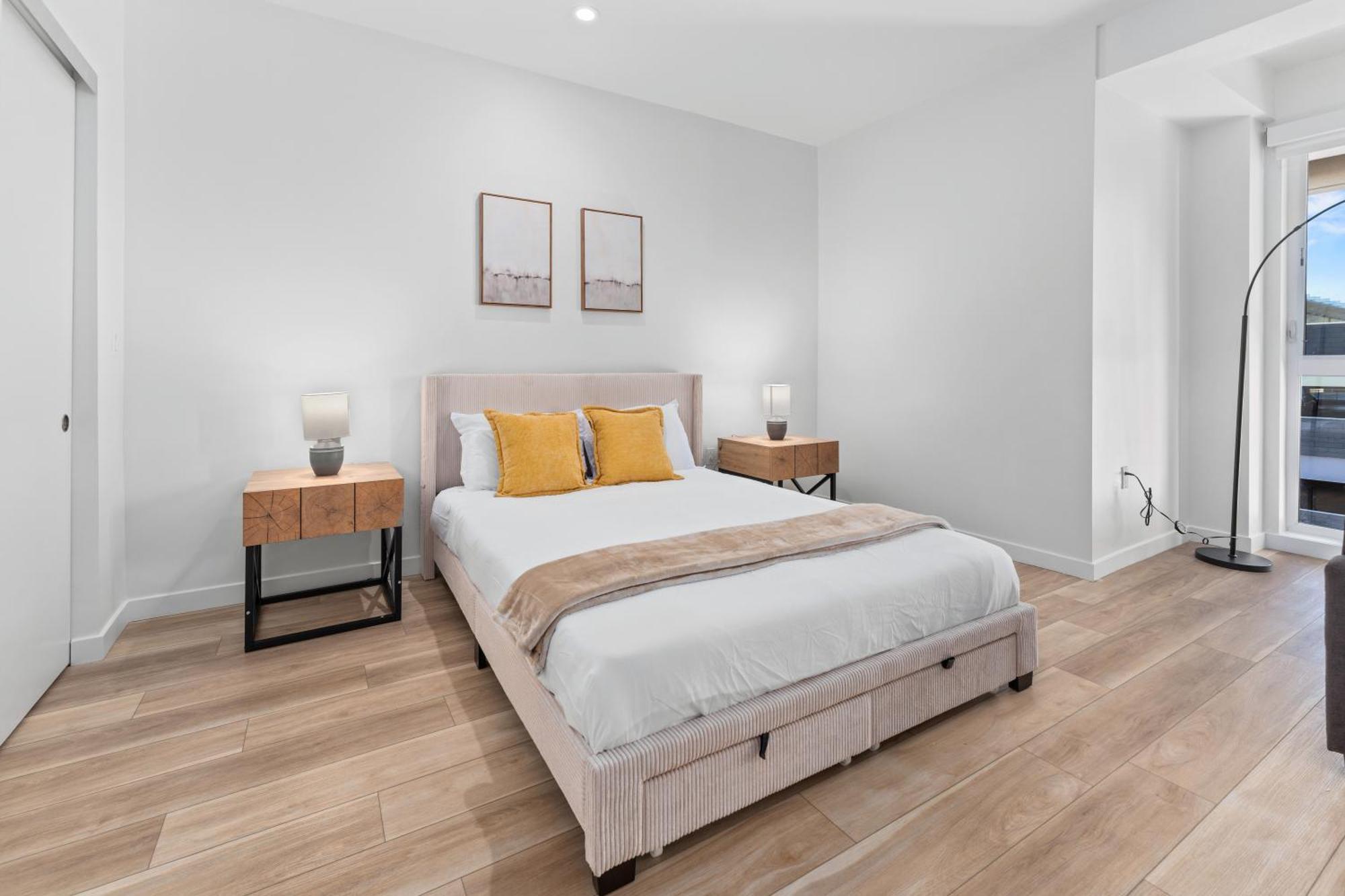 Stylish La Prime Location In Wilshire Blvd *