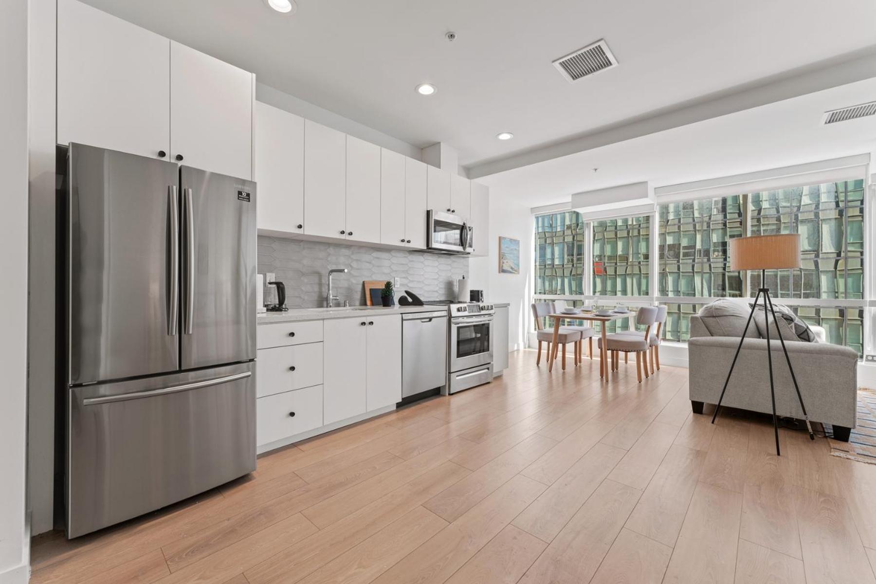 Stylish La Prime Location In Wilshire Blvd Apartment