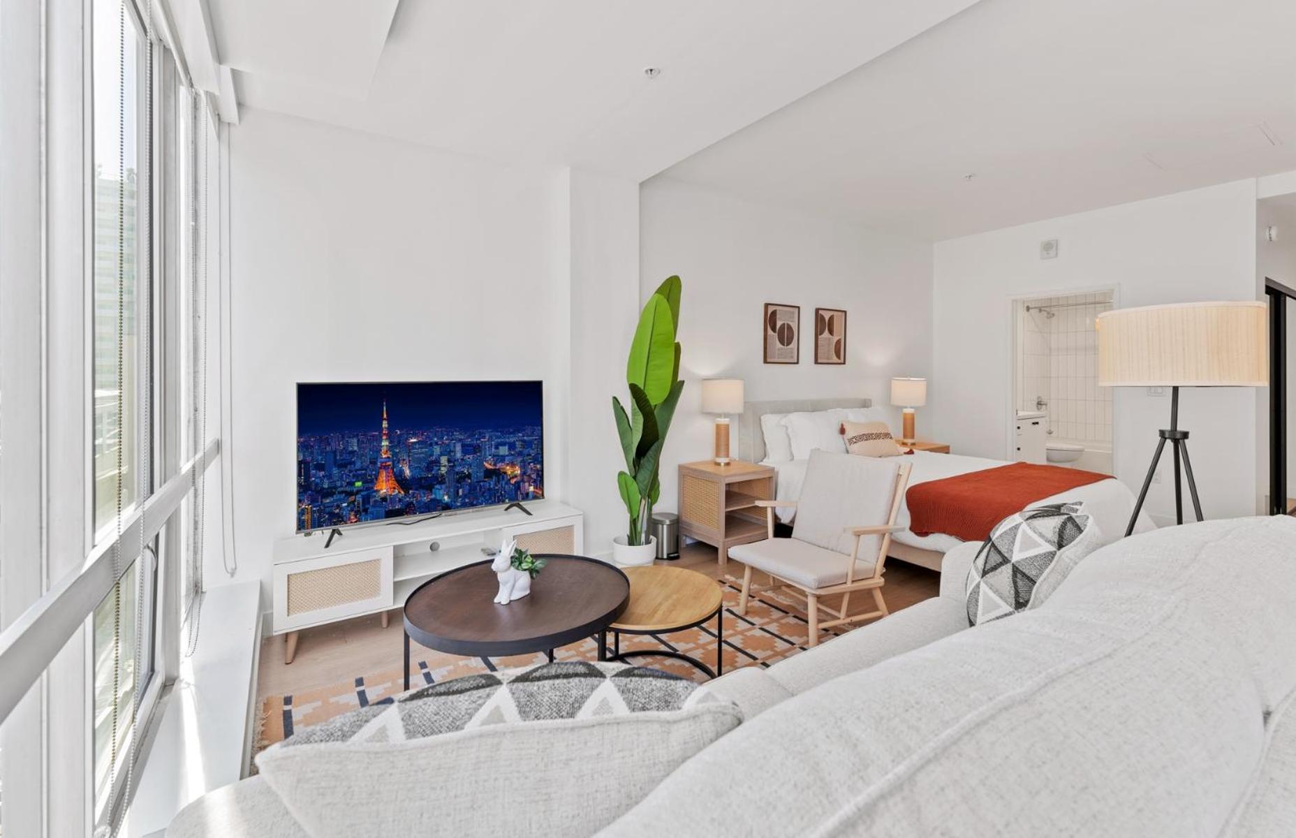Stylish La Prime Location In Wilshire Blvd Apartment